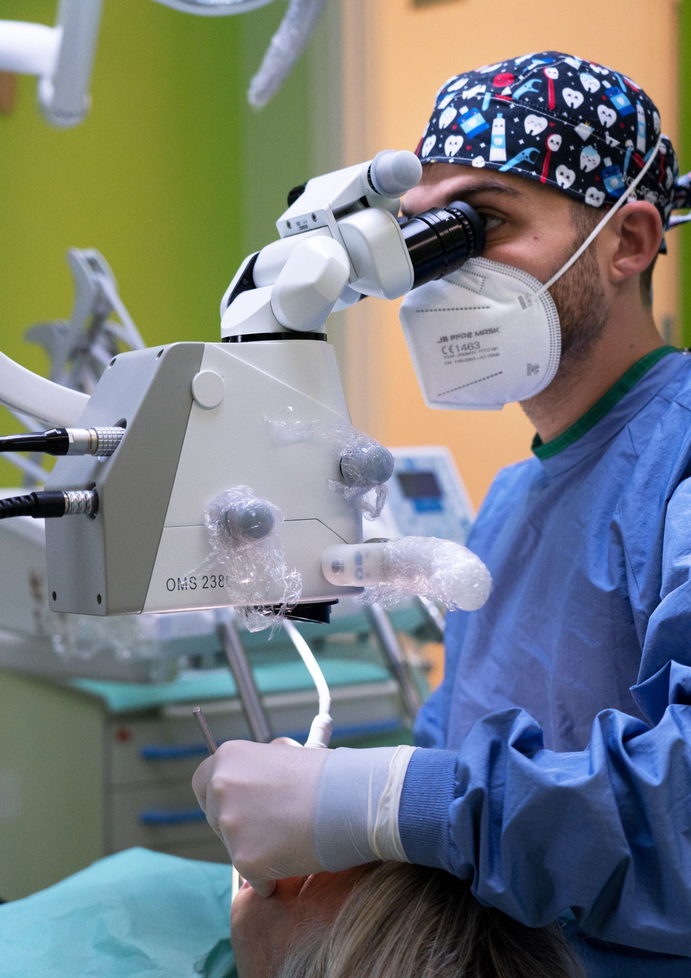 microscopio dentista cagliari Calabrese Dental Team